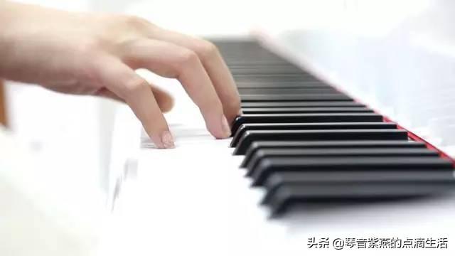 自学弹钢琴：成人学钢琴前先学电子琴行不行？