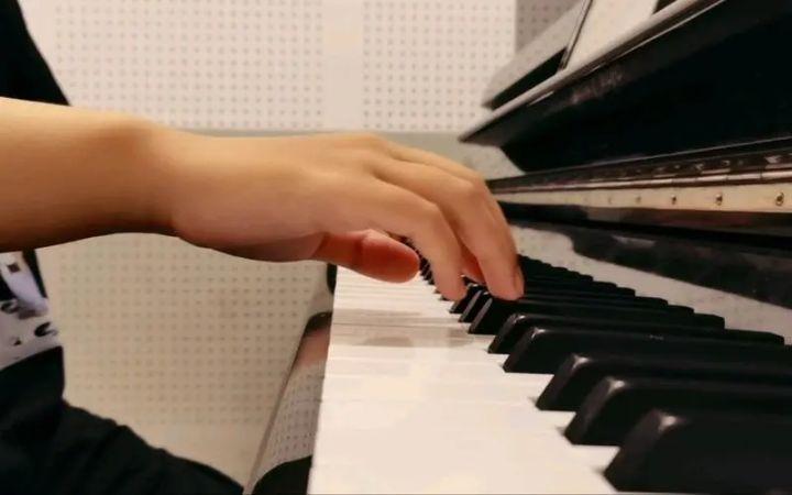 成人学钢琴两周一节课够用吗？
