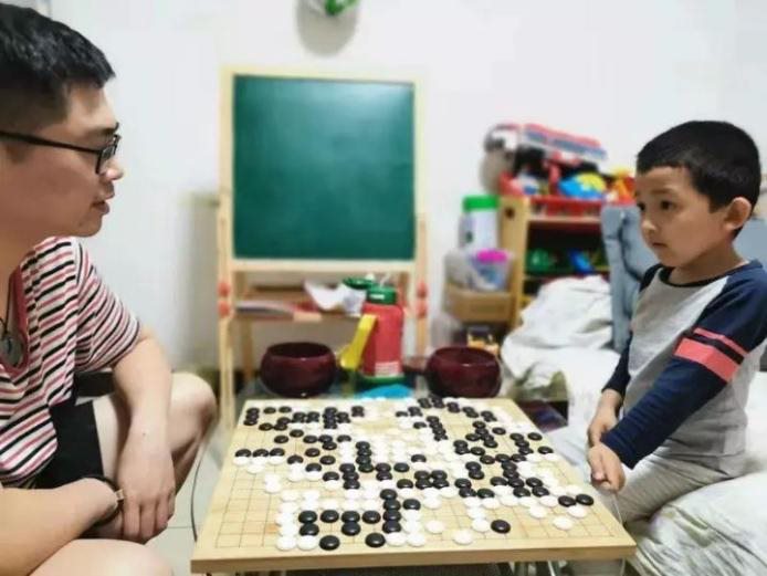 “潜伏”爱棋道的80后父亲