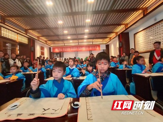 张家界：一场国学盛典让孩子们启蒙古人智慧和文明精髓