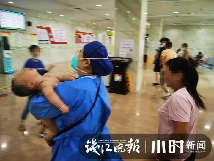 11个月大男婴突然“不行了”，杭州一男子下车急救！警车9分钟接力救援