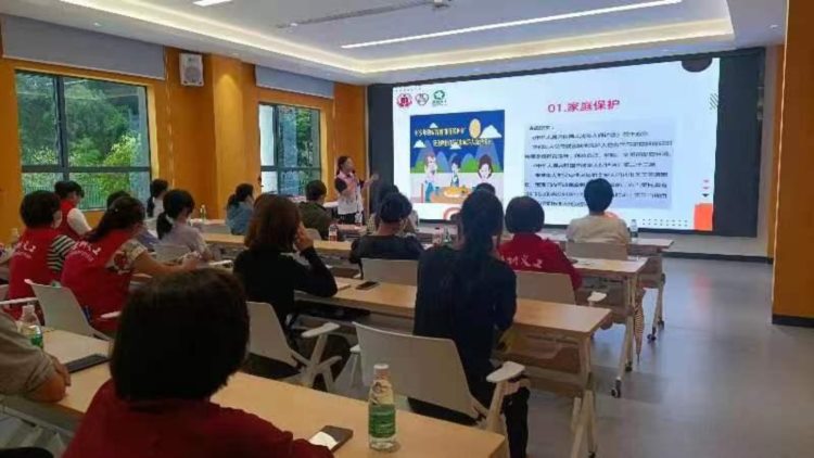 深圳光明未成年人救助保护中心开展志愿者培训