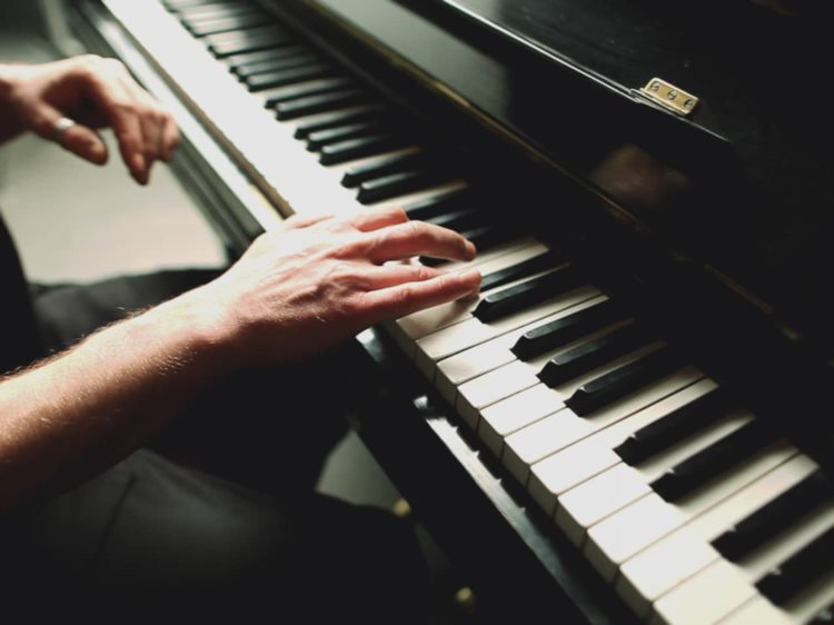 学习弹钢琴显著提高了成年人的认知能力