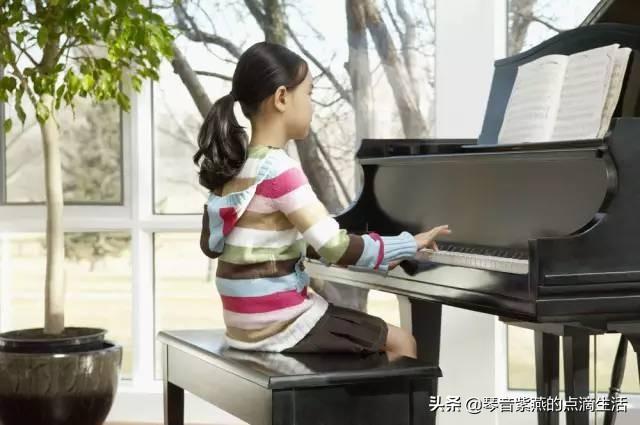 自学弹钢琴：成人学钢琴前先学电子琴行不行？