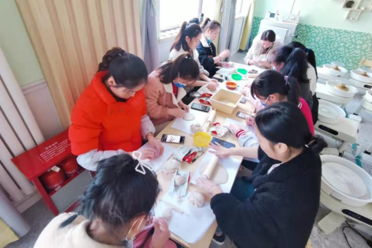 巧手为媒，白泥成器——惠济区春熙路实验幼儿园陶艺工坊培训活动