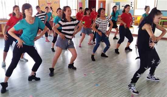 舞蹈吧 老师们！威海市二轻幼儿园进行爵士舞培训