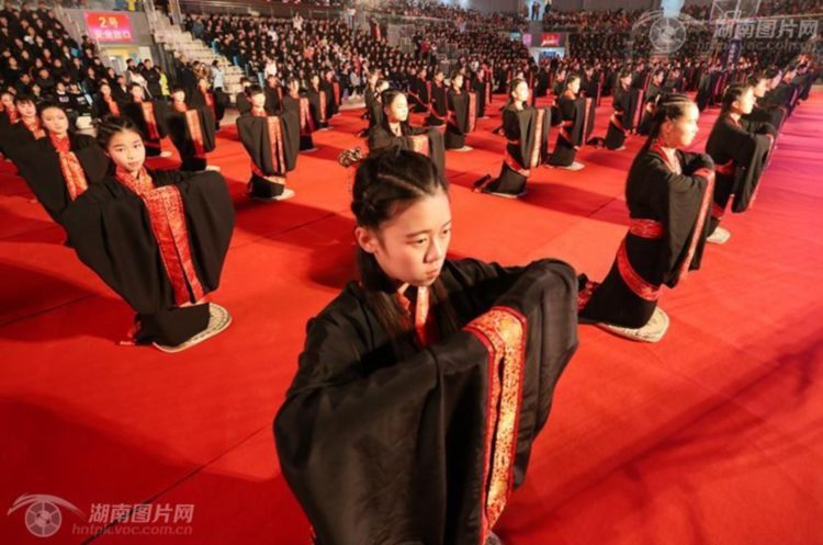 衡阳师范84名大一新生 参加传统成人礼