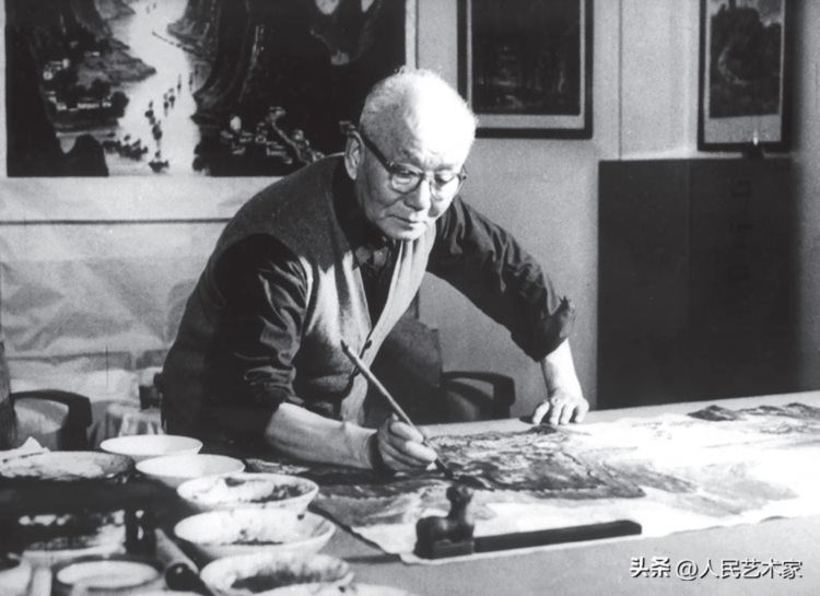 他开创了当代中国山水画第一派“李家山水”，师从齐白石、黄宾虹，致力于中国山水画改革