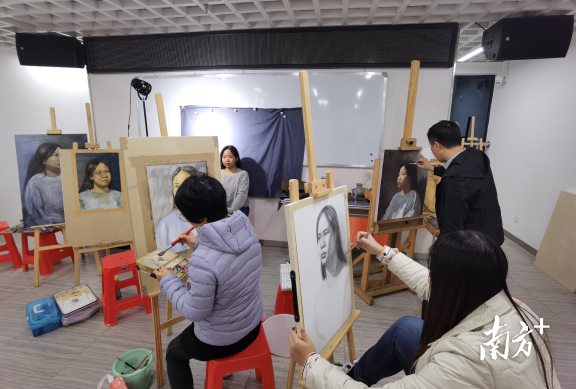 禅城艺术再“上新”：33件画作在区文化馆展出