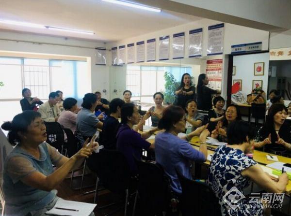 教老年人学英语 昆明尚义社区培训受欢迎