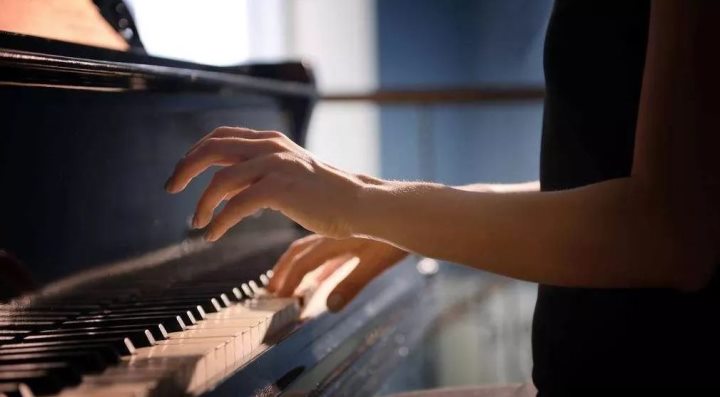 成人钢琴小白，钢琴初学入门该练什么内容？