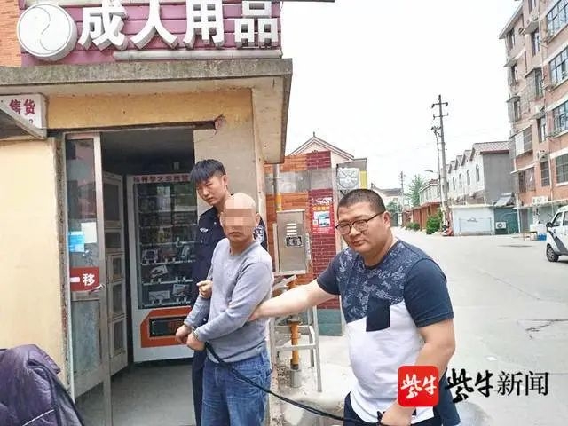 疯狂！55岁男子持斧头连砸8辆车搞钱，还砸店撸走情趣用品