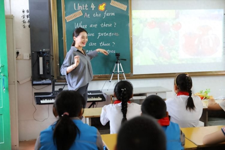 英语老师上课挪开桌椅跳热舞，学生有些兴奋，家长看后却担心不已