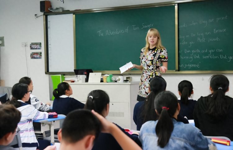 英语老师上课挪开桌椅跳热舞，学生有些兴奋，家长看后却担心不已