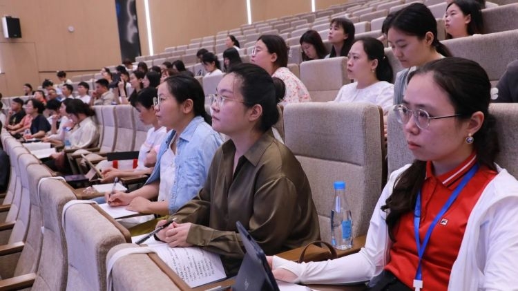 深圳教科院实验学校（光明）暑期培训：聆听前辈指导，打磨上课流程