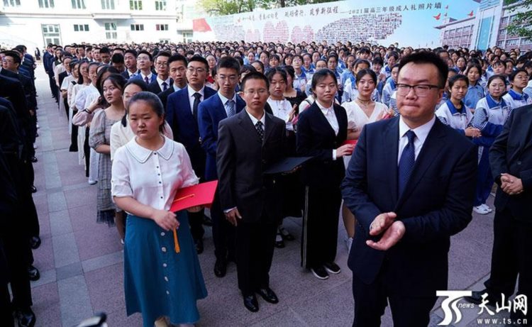 “我们长大啦！”兵团二中700多名高三学子走过“成人门”