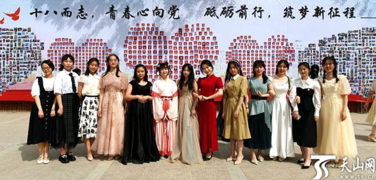 “我们长大啦！”兵团二中700多名高三学子走过“成人门”