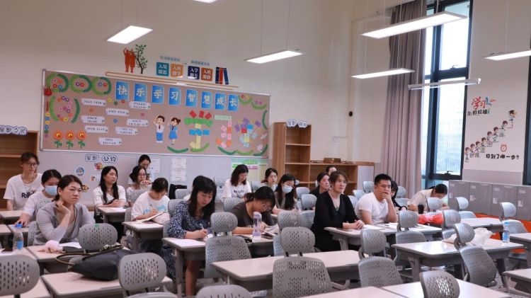 深圳教科院实验学校（光明）暑期培训：聆听前辈指导，打磨上课流程