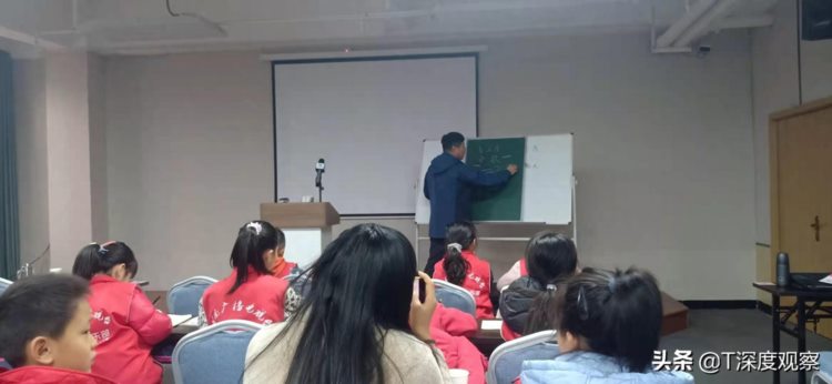 河南广播电视台小记者俱乐部长垣分部举行硬、毛笔书法培训活动