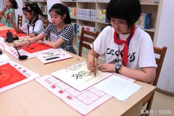 为什么小学生去书法培训班学书法，但成年人喜欢自己在家练毛笔字