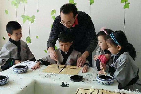 为什么小学生去书法培训班学书法，但成年人喜欢自己在家练毛笔字