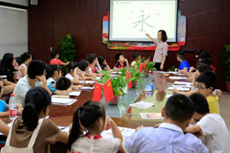 “写好中国字、做好中国人”唐祥飞书法公益课走进黄都港社区