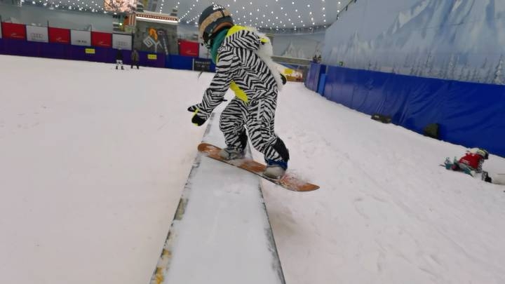 一年300天都在滑雪！五岁女孩高难度单板，谢霆锋也点赞
