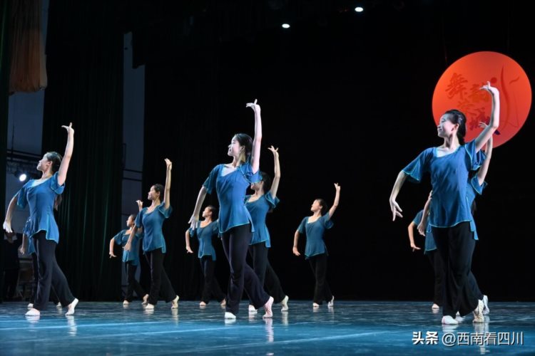 “舞韵蓉城” 教学盛宴 舞蹈大师课堂亮相成都市文化艺术学校受捧