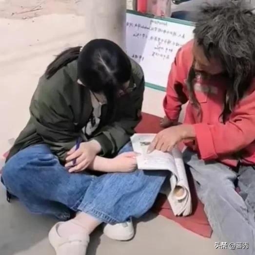 流浪师者刘彦宏：街边辅导学生英语每小时10元爆红网络！