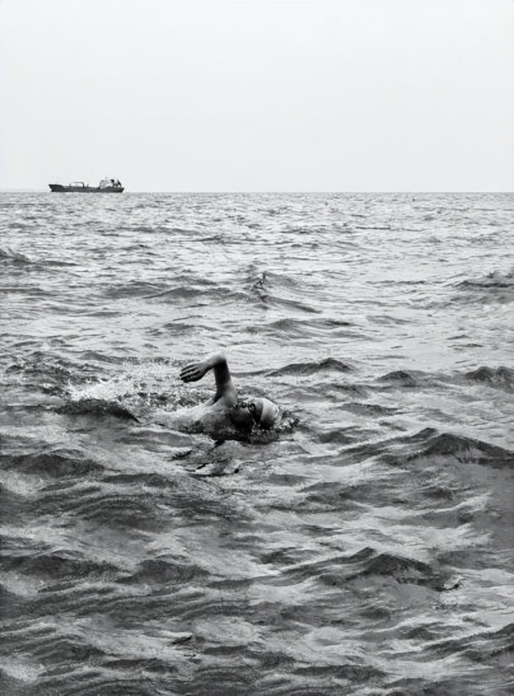 9小时15分游完27.6公里，西安36岁男子成功横渡琼州海峡