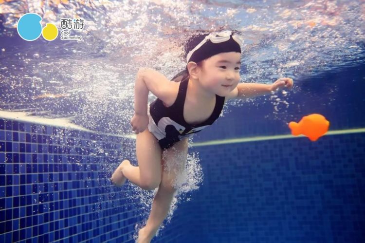 西安亲子游泳教练采访：现在的孩子游泳太幸福了