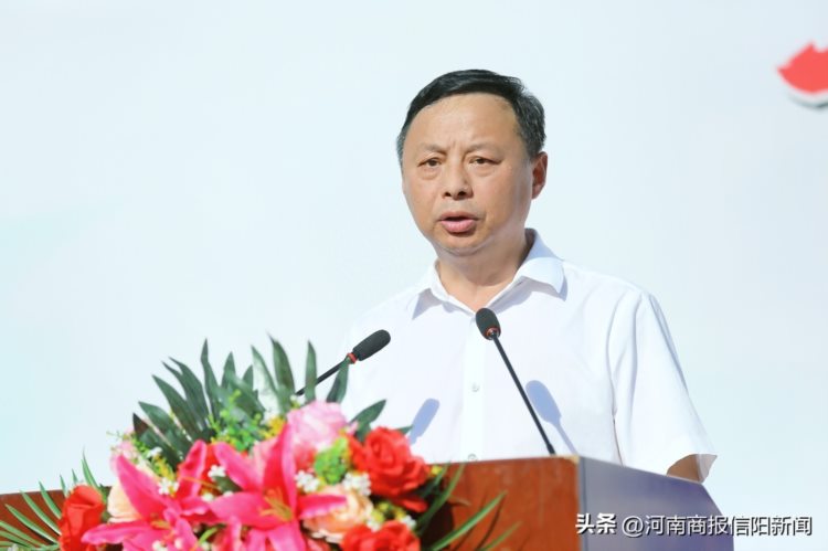 在家长老师共同见证下，信阳商城县丰集高中800余名学子走进“成人门”