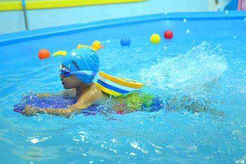 暑假给孩子报游泳班，三大误区家长必须要知道