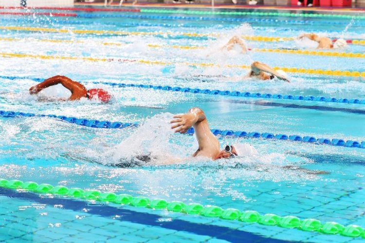 300余名游泳爱好者西安竞逐