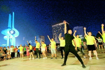 济南小伙跳广场舞成泉城广场“舞王”！坐拥300万粉丝