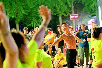 济南小伙跳广场舞成泉城广场“舞王”！坐拥300万粉丝
