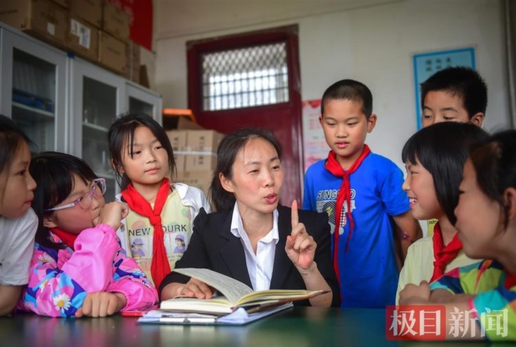 寻访荆楚好老师丨扎根武汉西南角最偏远小学12年，“三好老师”为学生开辟一对一早读室