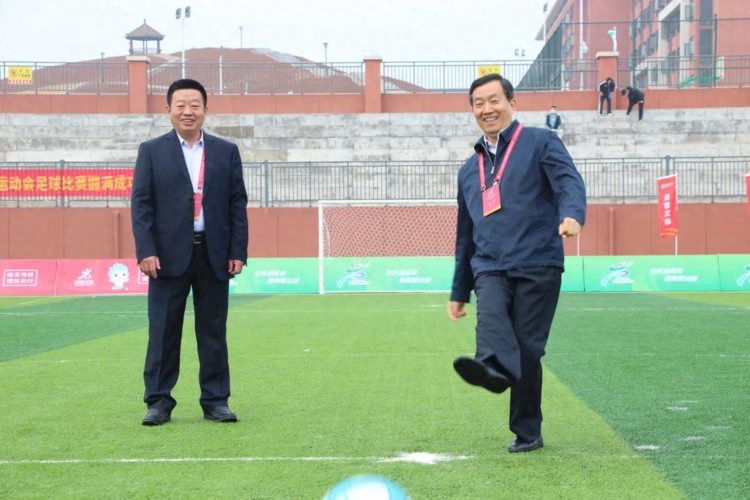 市第六届全民运动会成人组足球比赛在信阳大别山高级中学激情开赛