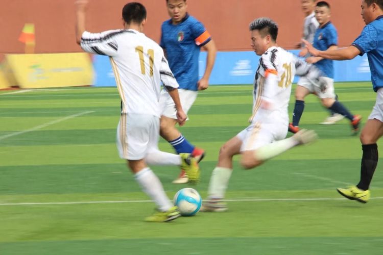 市第六届全民运动会成人组足球比赛在信阳大别山高级中学激情开赛