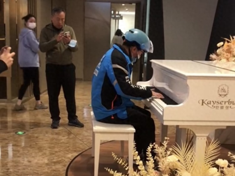弹钢琴的外卖员可以拥有舞台吗？首届上海职工文化季今日开幕