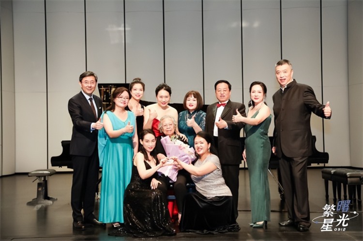 “繁星曙光”照亮前方的路，上音钢琴家们为恩师郑曙星93岁生日献上音乐会