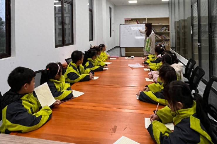 南昌县东新乡“复兴少年宫”开展青少年硬笔书法培训活动