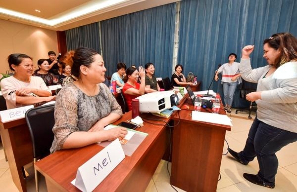 宁波江北这个社区开了个英语班 学员最大70岁