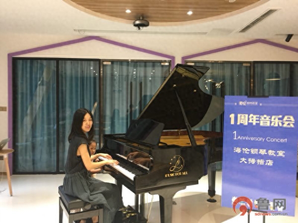 金家岭街道居民裴书贤专注钢琴教学，从教师到校长培训出不少钢琴人才