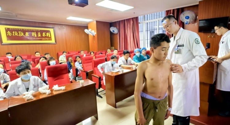 “感谢重庆医生治好了我的脊柱侧弯！” 4名西藏学生昂首挺胸喜迎开学
