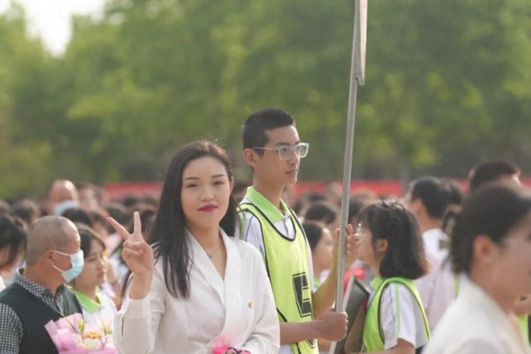 济阳闻韶中学第三届十八岁成人礼仪式隆重举行