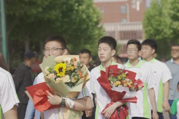 济阳闻韶中学第三届十八岁成人礼仪式隆重举行