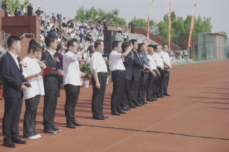 济阳闻韶中学第三届十八岁成人礼仪式隆重举行