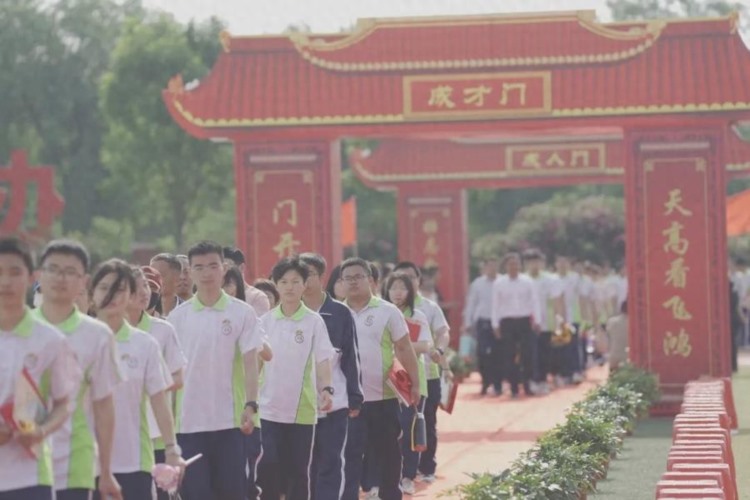 济阳闻韶中学第三届十八岁成人礼仪式隆重举行