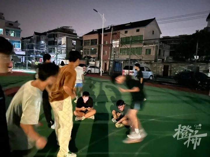 杭州一篮球场上，广场舞大妈和篮球少年起了“纠纷”，村里的解决方案，真有“两把刷子”